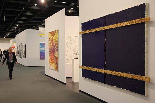 Im Vordergrund Galerie Hans Strelow Duesseldorf Werk Blau Violett Malerei vernagelt von Guenther Uecker