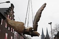Das Flügelauto kehrt auf den Treppenturm des Kölnischen Stadtmuseums zurück
