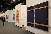 Im Vordergrund Galerie Hans Strelow Duesseldorf Werk Blau Violett Malerei vernagelt von Guenther Uecker