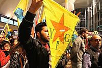 Kurden demonstrieren für Kobane vor dem Kölner Hauptbahnhof