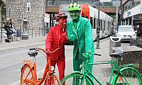 „Köln steht bei rot!“ Kampagne mit Ampelpantomime und rot / grünen Fahrrädern im Einsatz